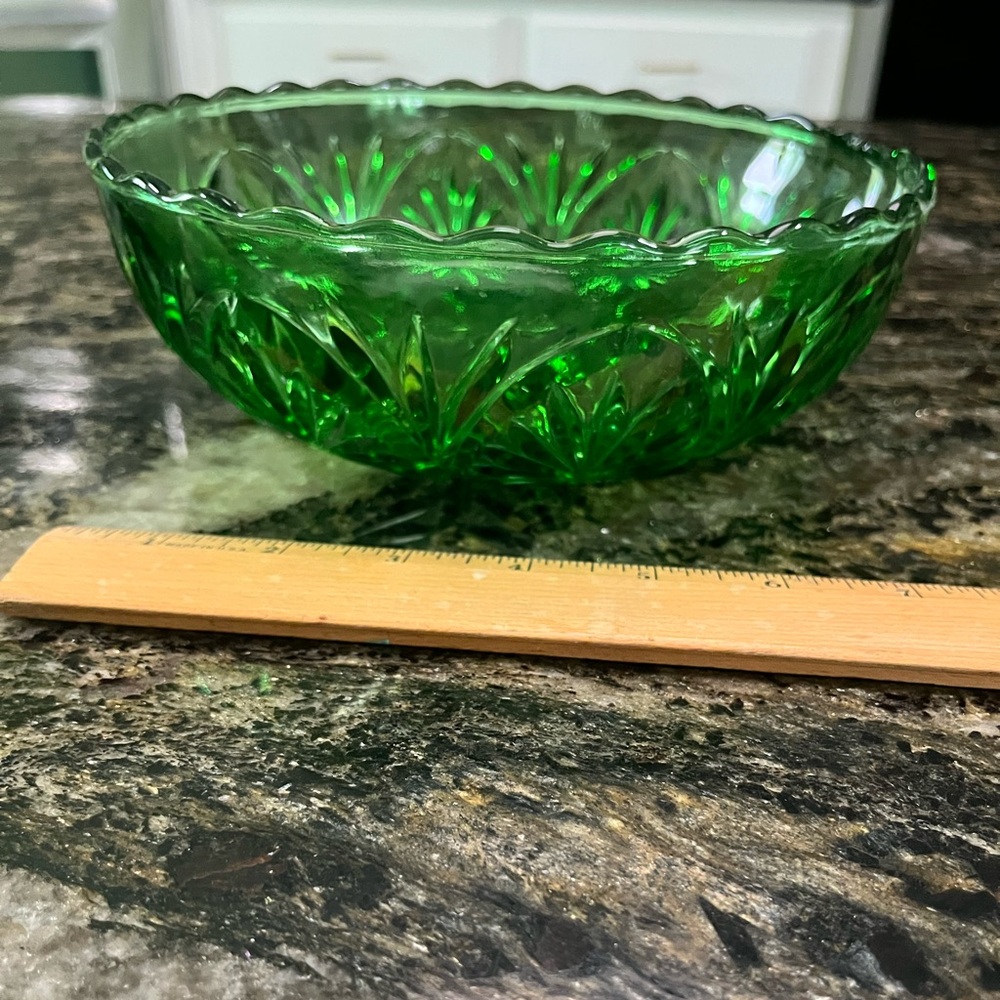 Vintage Anchor Hocking Emerald Green Pressed Glass Bowl Medallion/Cameo Pattern